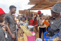 Nước mía kiểu Việt Nam bày bán chợ châu Phi, khách tò mò vây kín chờ mua