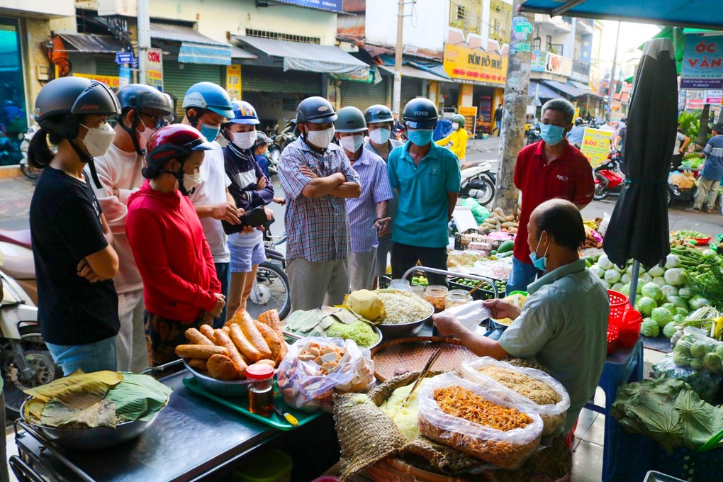 Hàng xôi lá sen đắt khách nhất TPHCM, có tiền cũng khó mua - 1 Hàng xôi lá sen đắt khách nhất TPHCM, có tiền cũng khó mua - 1