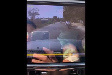 Người đi xe máy gặp nạn vì vừa đi vừa sử dụng điện thoại di động