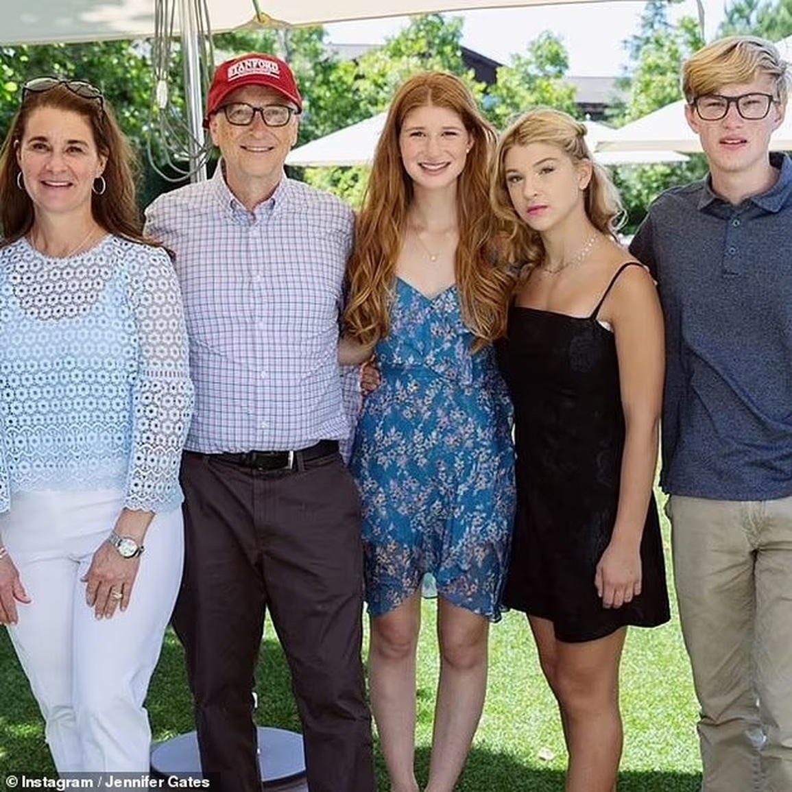 Bất ngờ với biểu cảm của tỷ phú Bill Gates khi đi với nhóm bạn nữ - 7 Bất ngờ với biểu cảm của tỷ phú Bill Gates khi đi với nhóm bạn nữ - 7