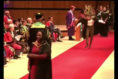 Nữ sinh thực hiện động tác lộn nhào ấn tượng khi lên nhận bằng tốt nghiệp