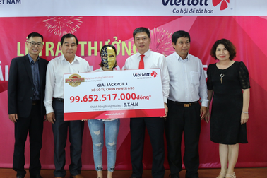 Gia đình 16 người "ẵm" 99 tỷ đồng tiền trúng số