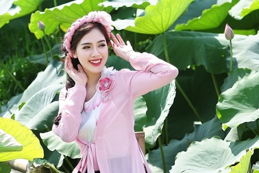 Hot girl Hà Min khoe vẻ đẹp đằm thắm, mặn mà bên hoa sen