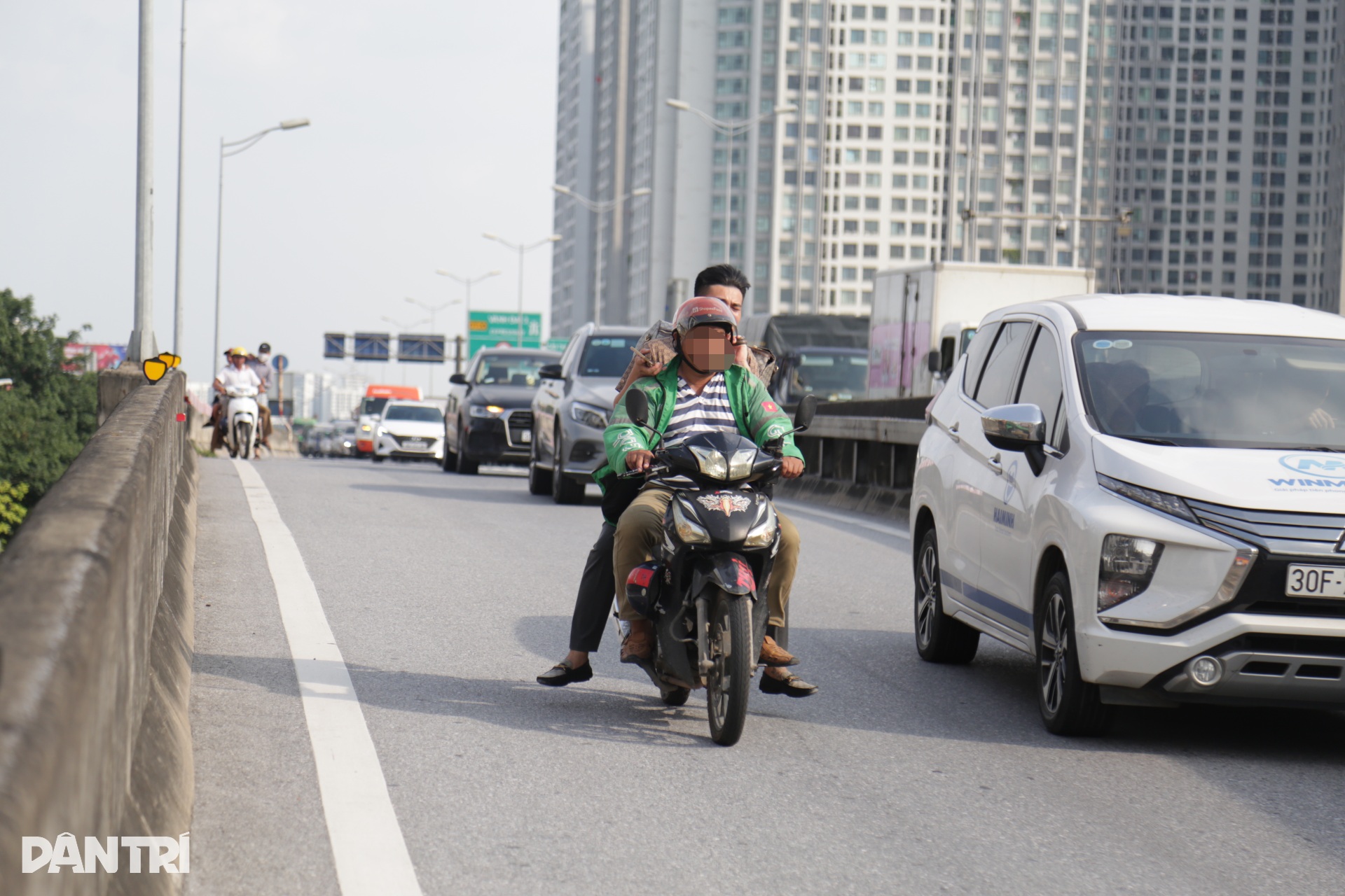 Bất chấp lệnh cấm, tài xế ngang nhiên đón, trả khách ở Vành đai 3 trên cao - 5 Bất chấp lệnh cấm, tài xế ngang nhiên đón, trả khách ở Vành đai 3 trên cao - 5