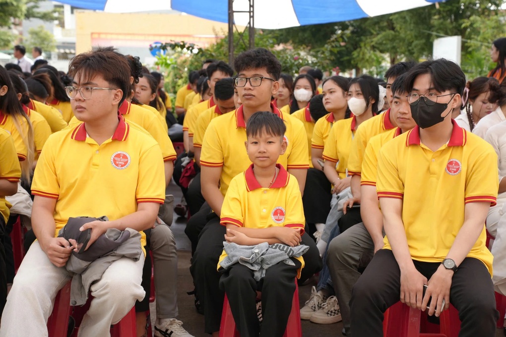 Cậu học trò cao 1,25m trở thành tân sinh viên ngành công nghệ thông tin - 1 Cậu học trò cao 1,25m trở thành tân sinh viên ngành công nghệ thông tin - 1