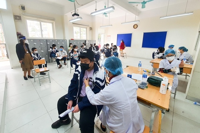 Khám sàng lọc cho trẻ trước khi tiêm vaccine phòng COVID-19. Ảnh: AN