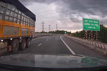Xe tải ngang nhiên đi ngược chiều trên cao tốc