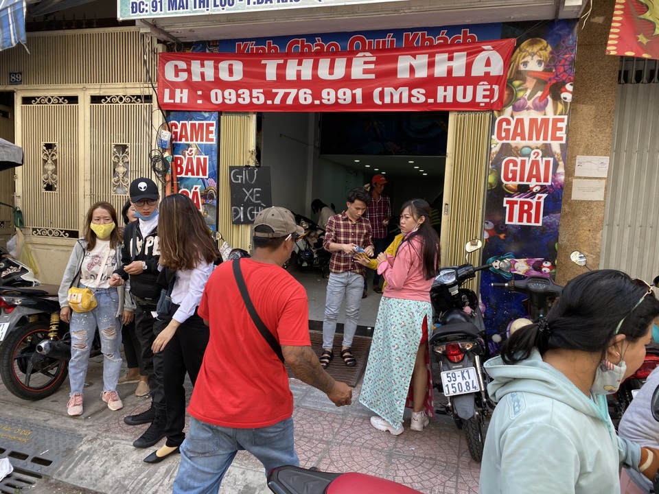 Người đi lễ bị chặt chém phí gửi xe, điểm trông giữ hốt bạc ngày Tết - 6 Người đi lễ bị chặt chém phí gửi xe, điểm trông giữ hốt bạc ngày Tết - 6