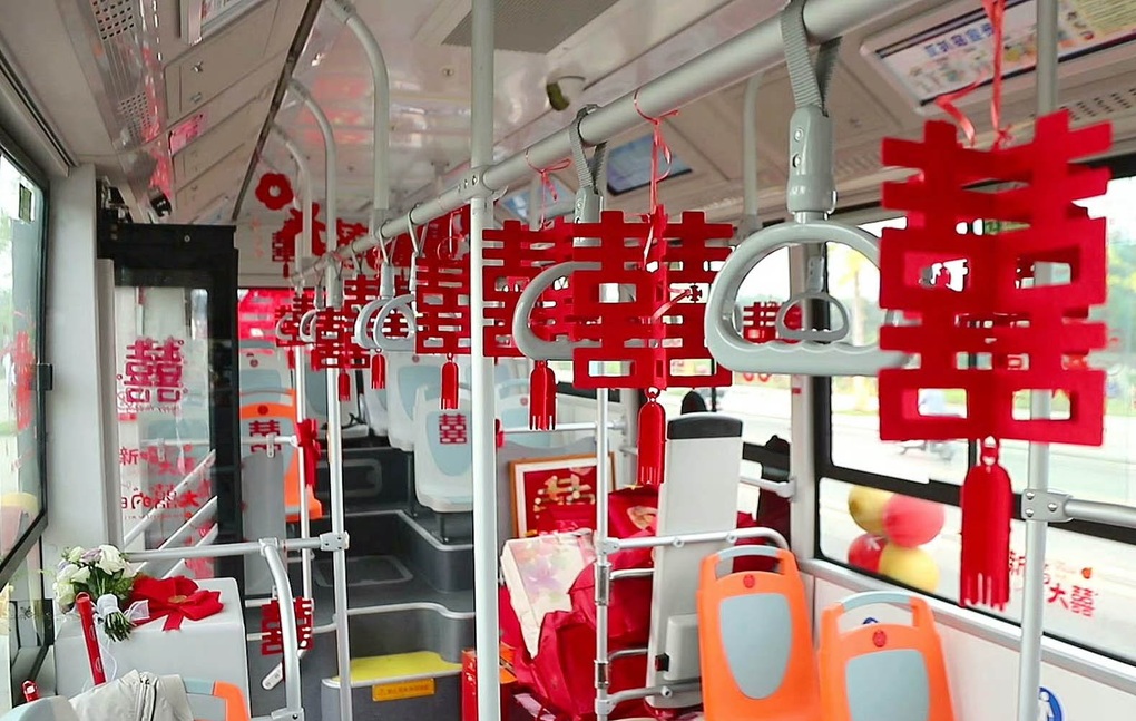 Cô dâu - chú rể thời nay thích tổ chức đám cưới trên xe bus, gửi thiệp ảo - 2 Cô dâu - chú rể thời nay thích tổ chức đám cưới trên xe bus, gửi thiệp ảo - 2
