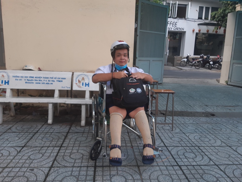 Kỳ thi tốt nghiệp THPT đáng nhớ của sĩ tử ngồi xe lăn giàu đam mê - 4 Kỳ thi tốt nghiệp THPT đáng nhớ của sĩ tử ngồi xe lăn giàu đam mê - 4