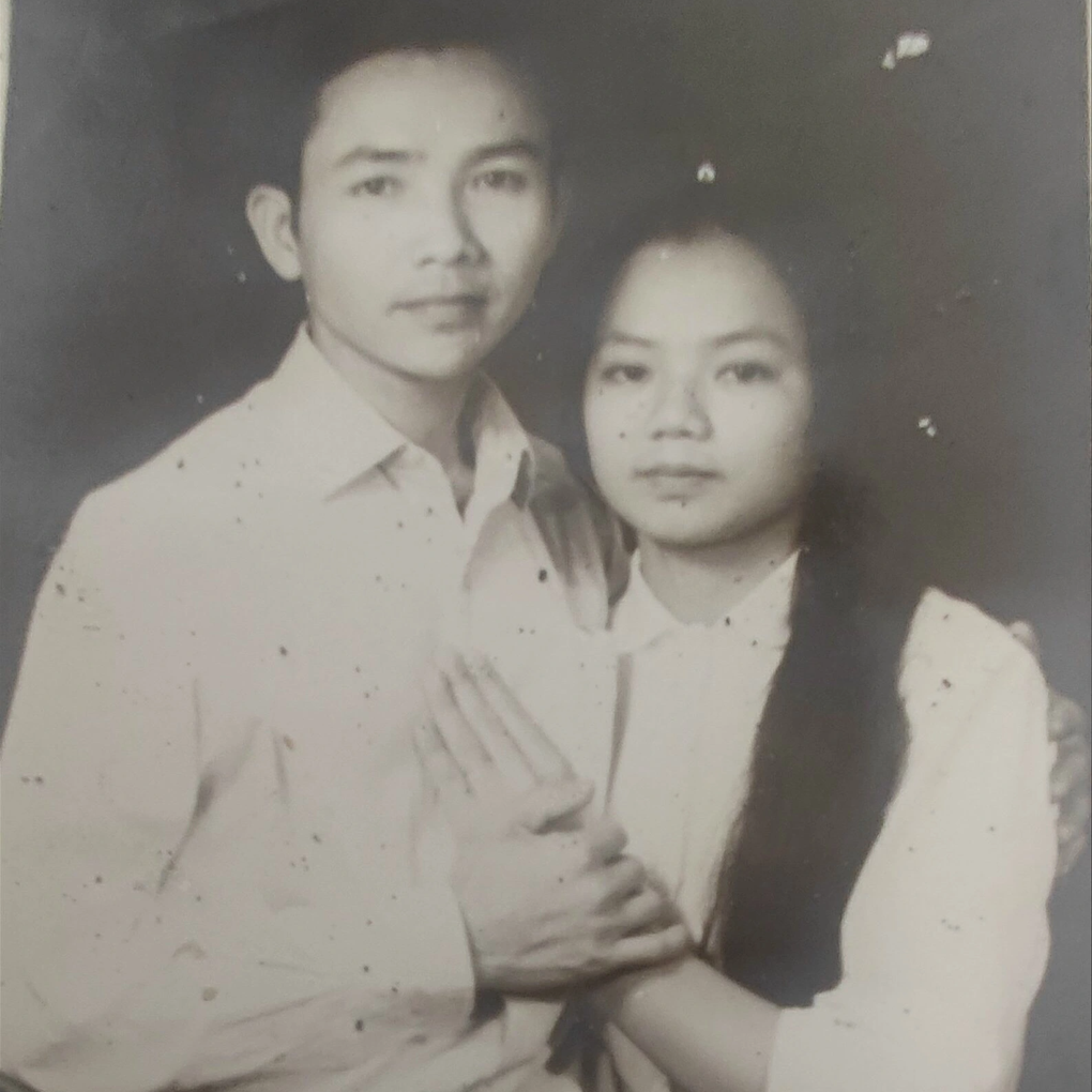 Bộ ảnh cưới thời bao cấp và chuyện tình nên duyên từ chuyến tập kết ra Bắc - 1 Bộ ảnh cưới thời bao cấp và chuyện tình nên duyên từ chuyến tập kết ra Bắc - 1