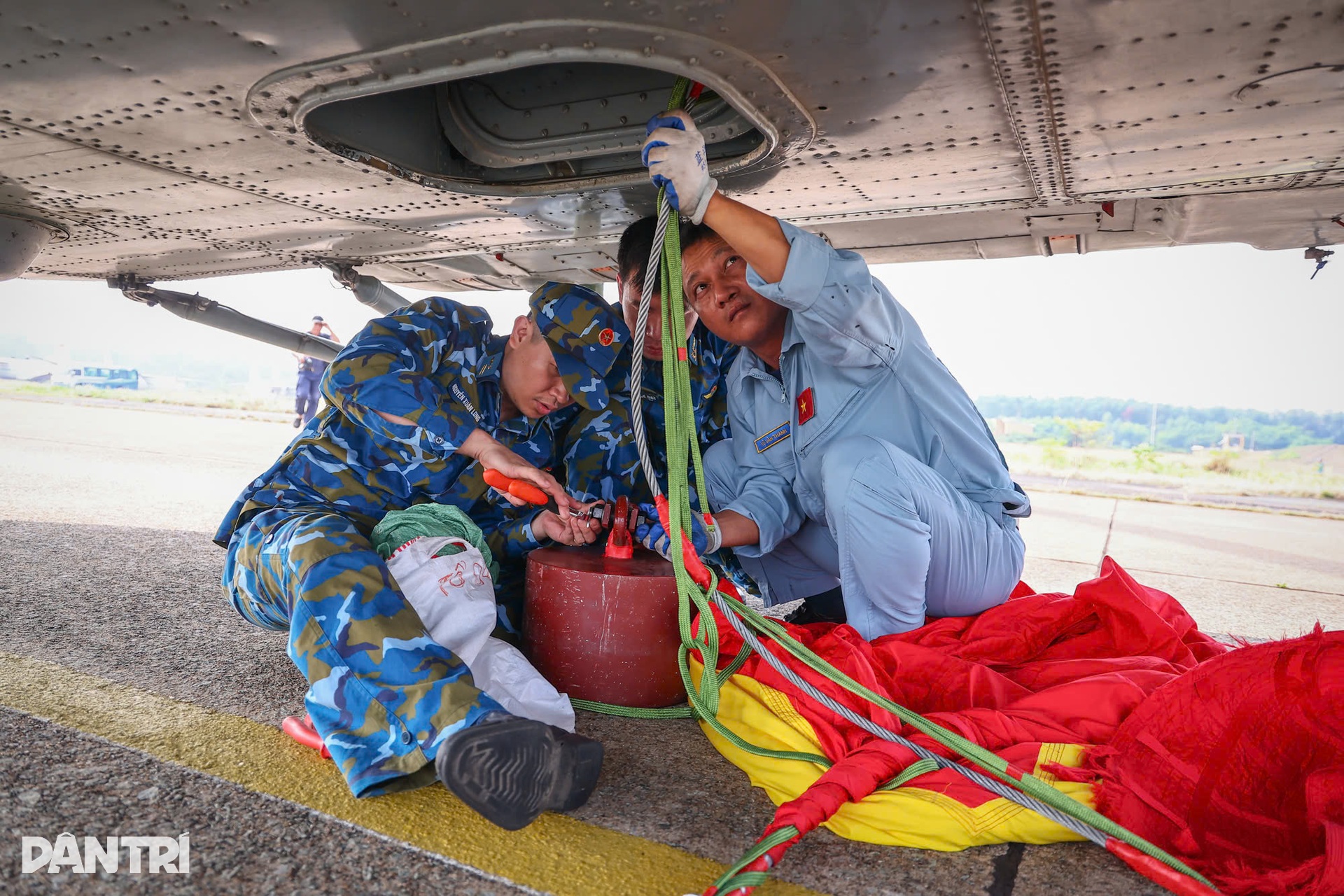 10 trực thăng huấn luyện bay kéo cờ Đảng, cờ Tổ quốc trên bầu trời Biên Hòa - 4