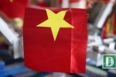 Gia đình bốn thế hệ nối tiếp nghề may cờ Tổ quốc