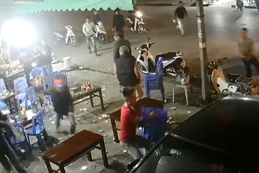 Kinh hoàng nhóm côn đồ cầm dao, kiếm... truy sát người  tại quán ăn đêm