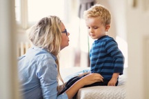 Trả lời con thế nào trước câu hỏi "em bé chui từ đâu ra?"