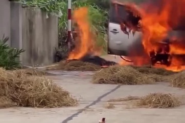 Chiếc ô tô bốc cháy ngùn ngụt khi đi qua bãi rơm