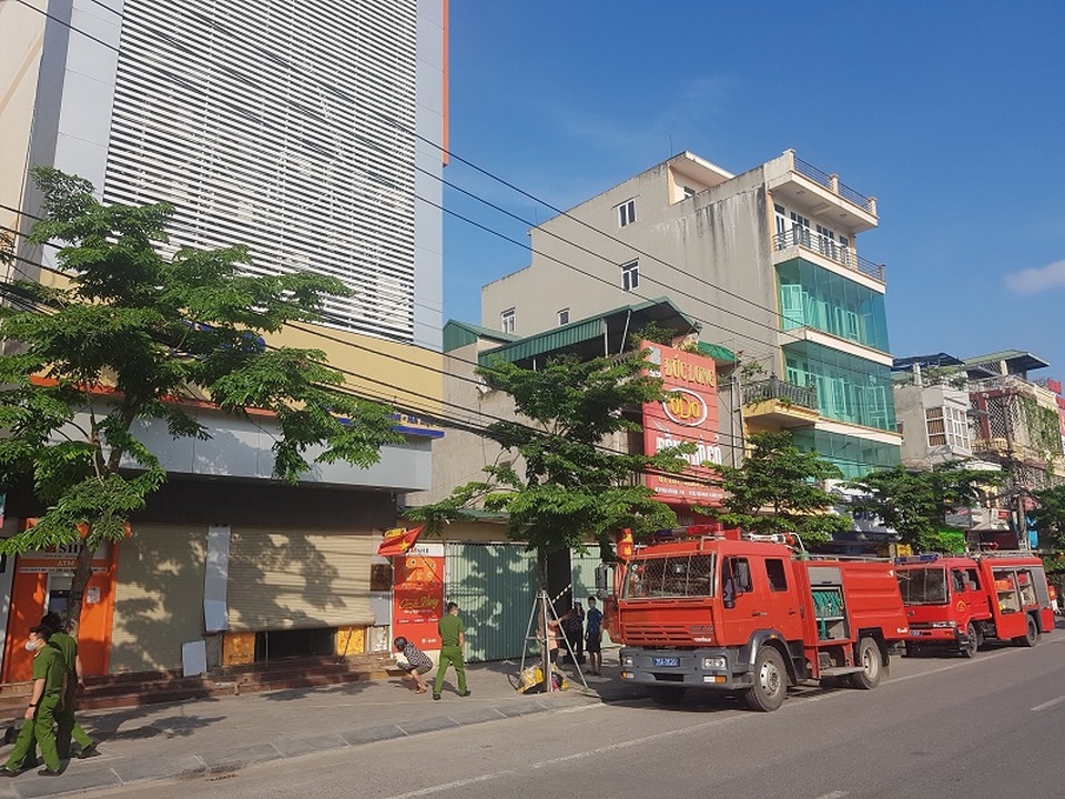 Cảnh sát phá cửa cuốn cứu sống 4 người trong tòa nhà ngân hàng bị cháy - 1 Cảnh sát phá cửa cuốn cứu sống 4 người trong tòa nhà ngân hàng bị cháy - 1