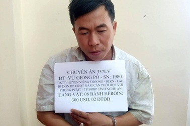 Cuộc vây bắt đối tượng vận chuyển 8 bánh heroin trong bóng đêm biên giới