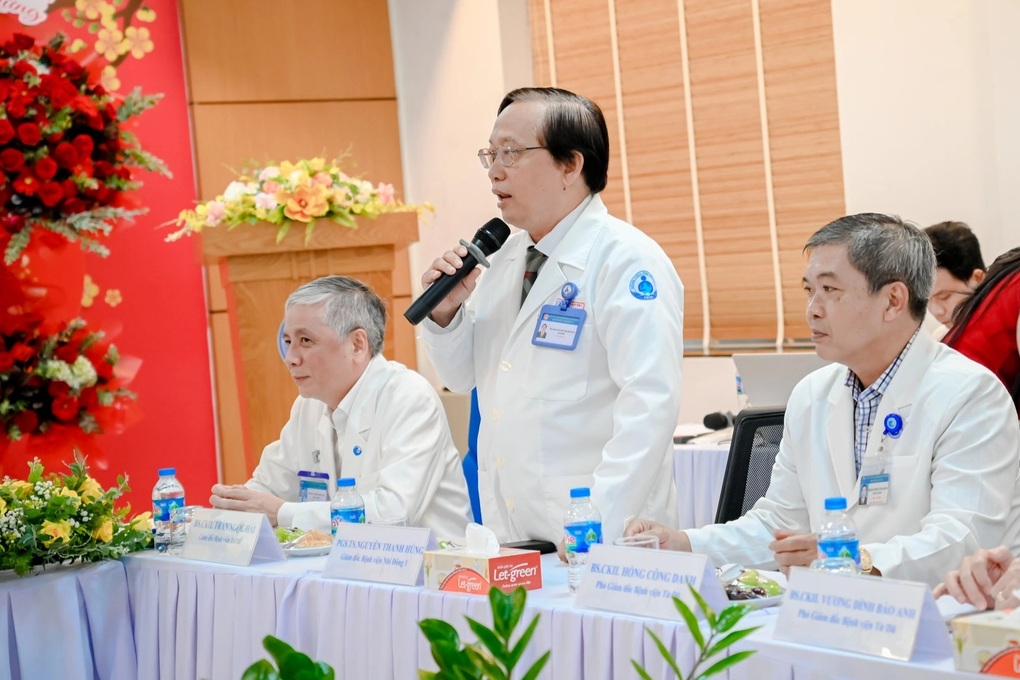 Bác sĩ đưa sản phụ thông tim bào thai về Singapore an toàn lúc nửa đêm - 2 Bác sĩ đưa sản phụ thông tim bào thai về Singapore an toàn lúc nửa đêm - 2