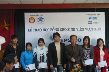 Trao 10 suất học bổng tới sinh viên vùng bão lũ