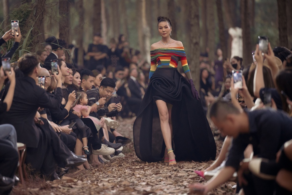 Thanh Hằng xứng danh chị đại với phong thái đỉnh cao khi catwalk trong rừng - 3 Thanh Hằng xứng danh chị đại với phong thái đỉnh cao khi catwalk trong rừng - 3