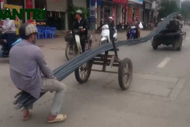 Giật mình với “siêu xe” chở sắt trên đường phố Hà Nội