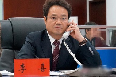 Chim bay vào nhà, quan tham xanh mặt cúng bái