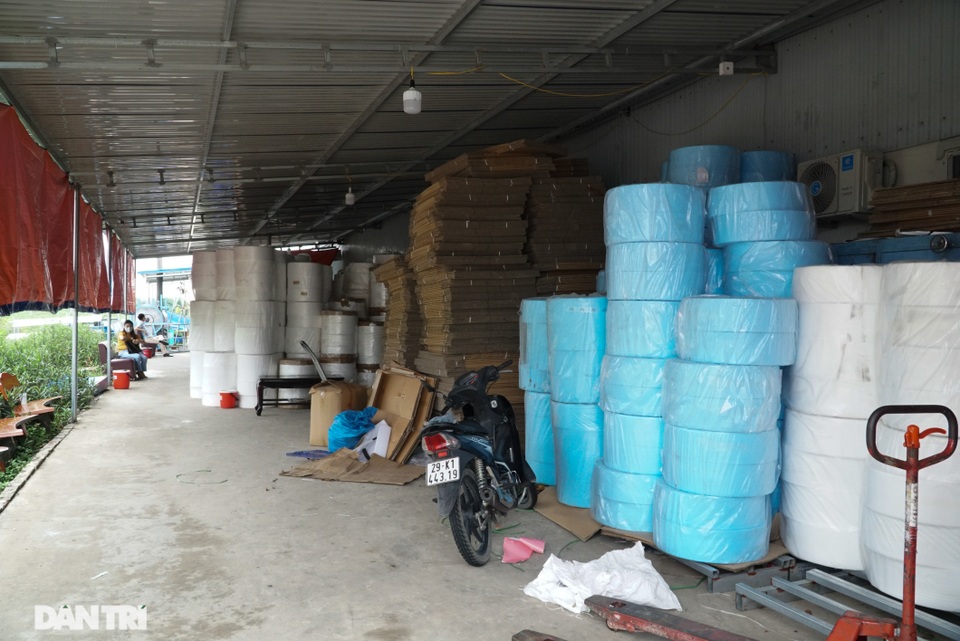 Đột nhập cơ sở sản xuất khẩu trang “siêu bẩn” giữa mùa dịch Covid-19 - 6 Đột nhập cơ sở sản xuất khẩu trang “siêu bẩn” giữa mùa dịch Covid-19 - 6