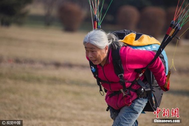 Cụ bà U70 vẫn chinh phục môn dù lượn