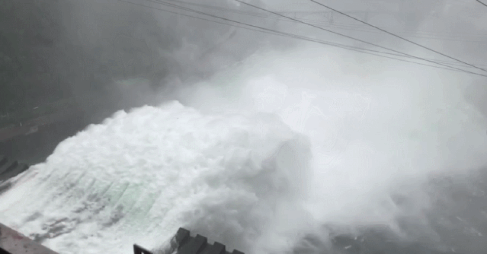 Cá bay đầy trời khi đập thủy điện Trung Quốc xả nước - 3 Cá bay đầy trời khi đập thủy điện Trung Quốc xả nước - 3