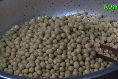 Làng nghề bánh cà Làng Nam vào vụ Tết.