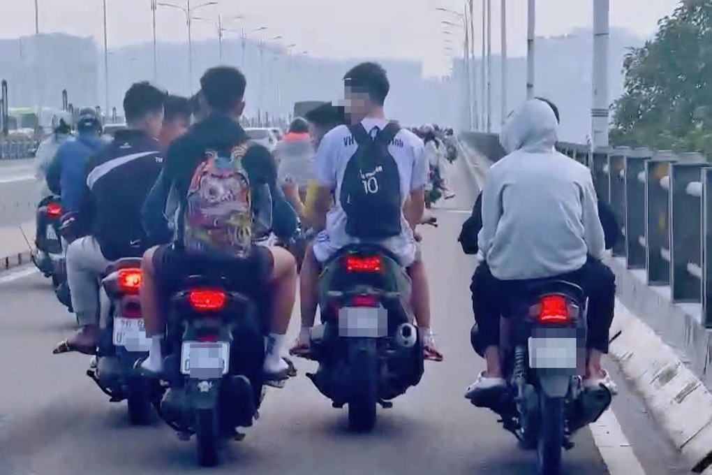 CSGT xử lý nhóm báo thủ, dàn hàng ngang xe máy trên cầu Vĩnh Tuy - 1 CSGT xử lý nhóm báo thủ, dàn hàng ngang xe máy trên cầu Vĩnh Tuy - 1