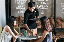 Chủ quản chuỗi cà phê The Coffee House năm qua lời lãi ra sao?