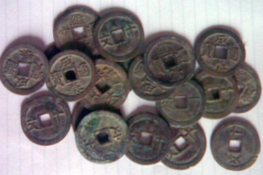 Trùng tu nhà thờ họ, phát hiện gần 80kg tiền cổ