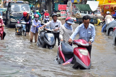 Vừa chống chọi mưa ngập “kỷ lục”, người Sài Gòn lại điêu đứng vì triều cường