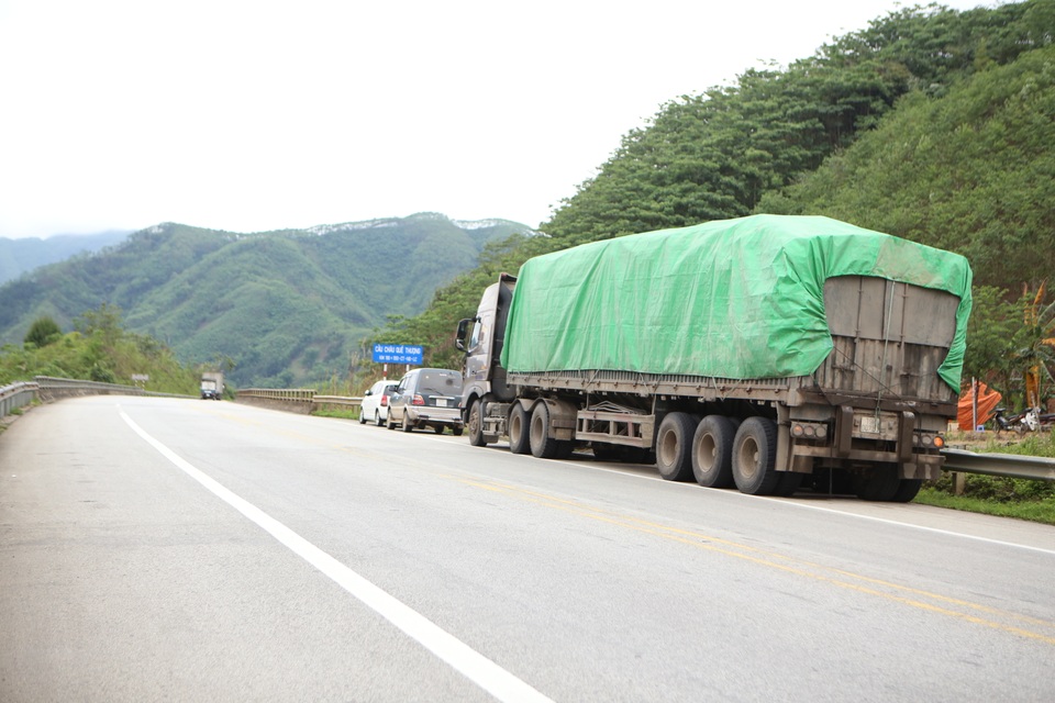 Dân tiếp tục phá rào chắn, mở quán ăn trên tuyến cao tốc dài nhất Việt Nam - 3 Dân tiếp tục phá rào chắn, mở quán ăn trên tuyến cao tốc dài nhất Việt Nam - 3