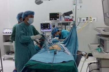 Áp xe ổ bụng vì đầu đạn chạy trong người suốt 45 năm