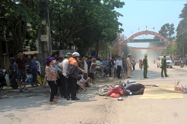 Thương tâm cảnh hai mẹ con tử vong dưới bánh xe tải