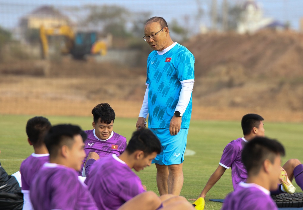HLV Park Hang Seo lộ vẻ đăm chiêu trước trận gặp Lào - 5