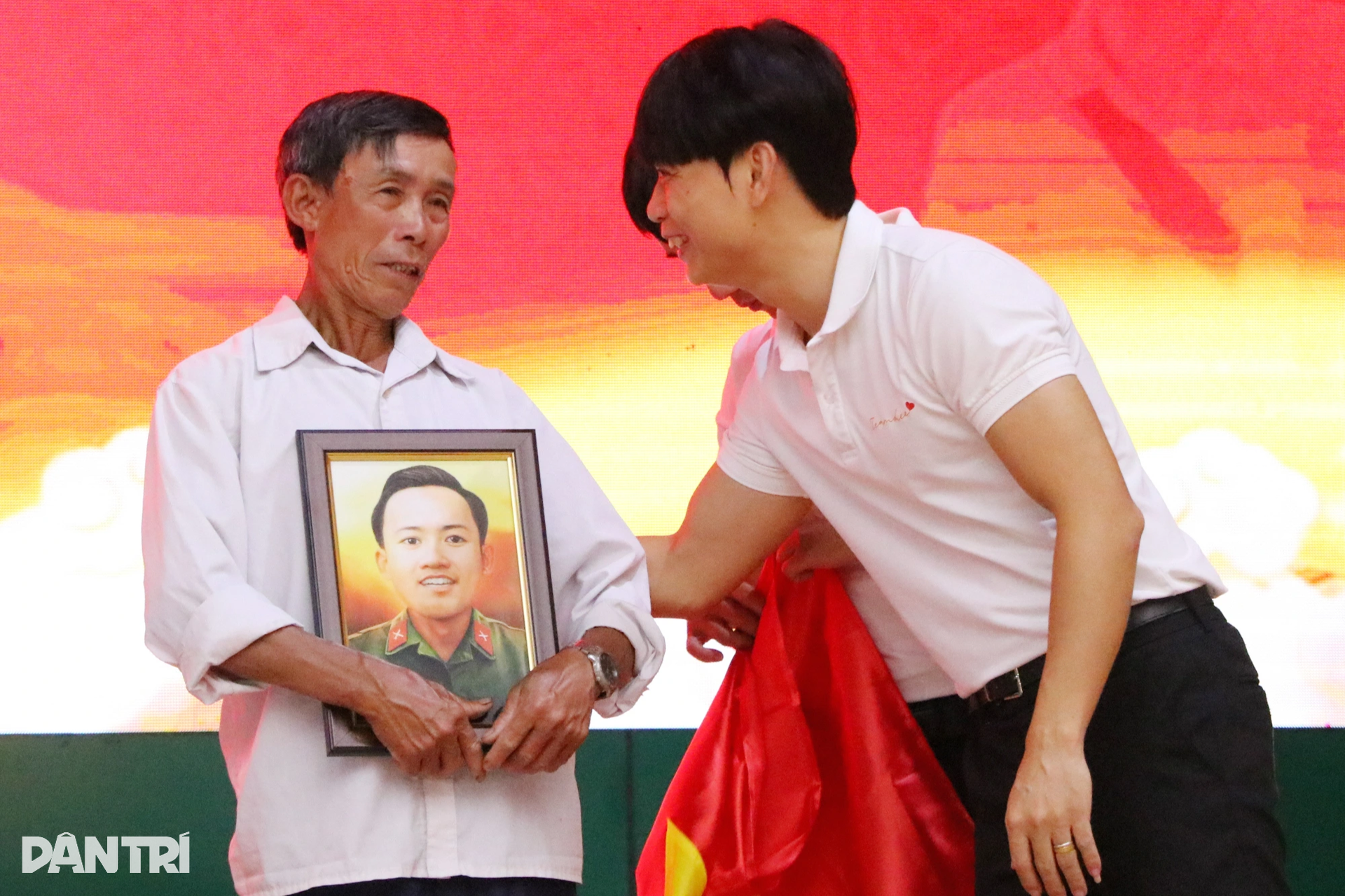 Con gái liệt sỹ òa khóc: 54 năm rồi con mới được gặp bố, bố ơi... - 10 Con gái liệt sỹ òa khóc: 54 năm rồi con mới được gặp bố, bố ơi... - 10