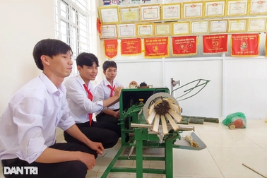 "Đổi màu" tỏi, "thay áo" cho sách và những sáng tạo của thầy trò năm 2022