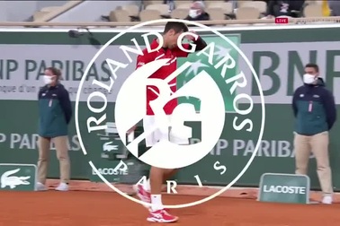 Novak Djokovic lại đánh bóng trúng mặt... trọng tài