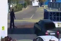 Phà chưa cập bờ, tài xế như "ma làm" lái ô tô lao xuống biển