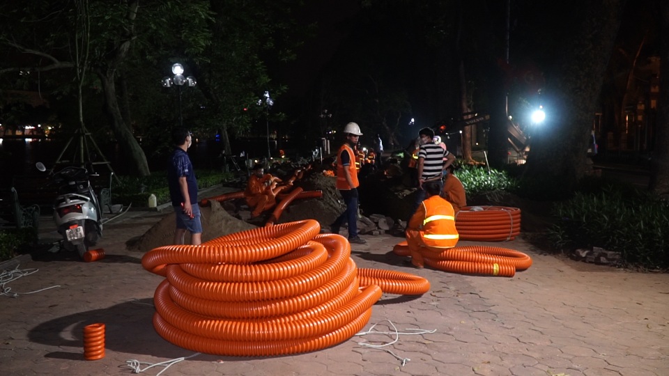 Hà Nội chôn ngầm 1600m cáp điện, lát lại vỉa hè quanh hồ Gươm - 2 Hà Nội chôn ngầm 1600m cáp điện, lát lại vỉa hè quanh hồ Gươm - 2