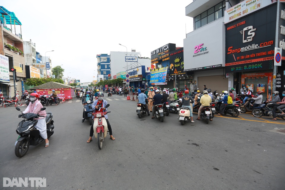 Quận Gò Vấp xả chốt kiểm soát y tế trong giờ cao điểm, hết ùn tắc - 6 Quận Gò Vấp xả chốt kiểm soát y tế trong giờ cao điểm, hết ùn tắc - 6