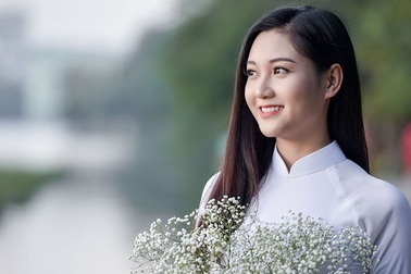 “Hot girl bikini” đẹp tinh khôi bên loài hoa tháng 10 Hà Nội