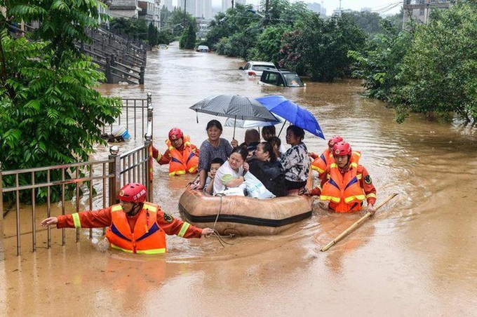 Chủ động ứng phó với áp thấp nhiệt đới có khả năng mạnh lên thành bão - Ảnh 1.