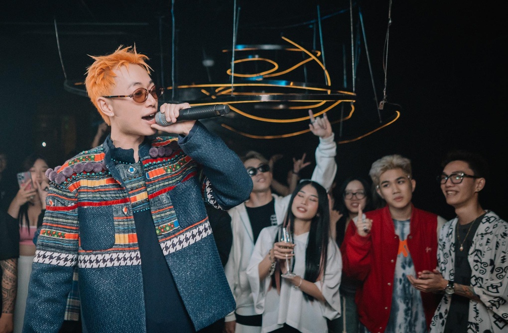 Ca khúc À lôi của nam rapper mới nổi gây bão làng nhạc Việt - 2 Ca khúc À lôi của nam rapper mới nổi gây bão làng nhạc Việt - 2