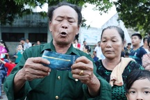 Hàng ngàn CĐV Hà Tĩnh bức xúc cầm vé trên tay không được vào sân