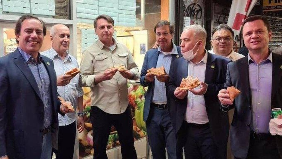 Chưa tiêm vắc xin, Tổng thống Brazil phải ăn tối trên vỉa hè New York - 1 Chưa tiêm vắc xin, Tổng thống Brazil phải ăn tối trên vỉa hè New York - 1